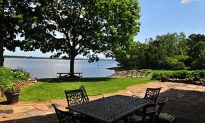 Surry Apartamento | Ocean Breeze. Cozy walkout basement apartment on the ocean.
