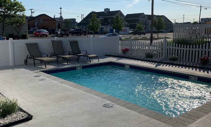 Avalon Casa | Ocean Breeze Retreat - 5 Bedroom / 2 Bath, HEATED POOL, Steps from downtown