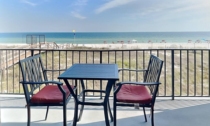 Ono Island Condominio | Ocean Breeze West #202 | Beachfront Balcony, Pool!