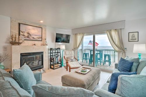 Kure Beach Apartamento | Ocean Dunes Kure Beach Condo with Balcony and Pool