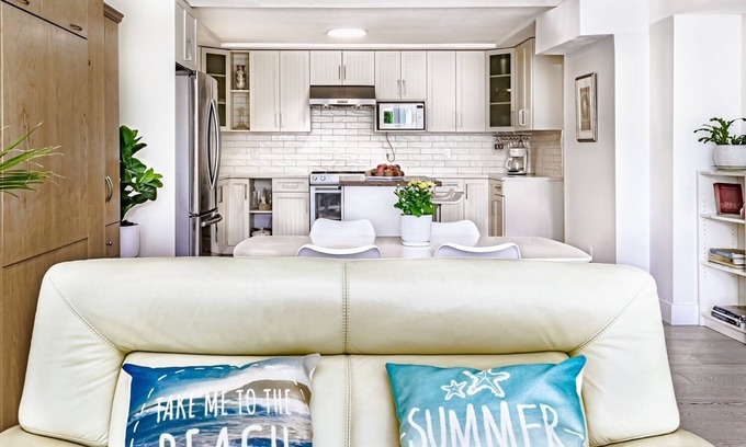 White Rock Casa | Ocean Escape! Come and enjoy East Beach in White Rock, BC. Pet friendly!