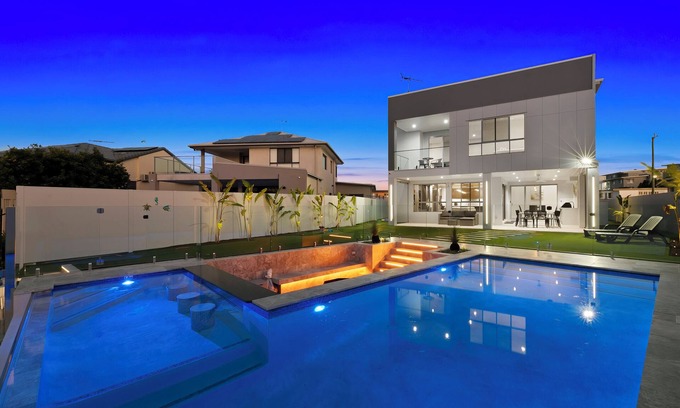 Bongaree Casa | OCEAN ESCAPE - MAJESTIC, LUXURIOUS CANAL HOME!