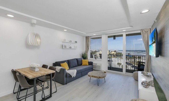 Lenox Park Condominio | Ocean Front 1 Bed renovated in Daytona Beach