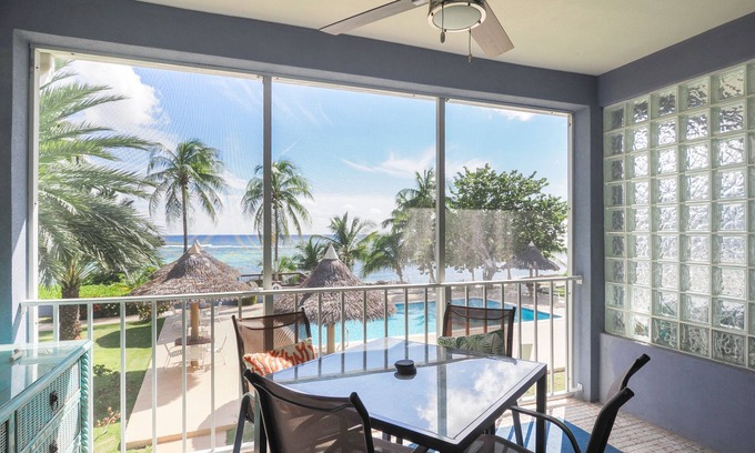 Bodden Town Apartamento | Ocean front 2 bedroom condo with pool
