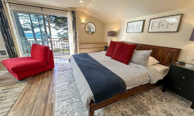 Yachats Cabaña | Ocean Front, Agate at Oregon House, Stairs to the Beach!