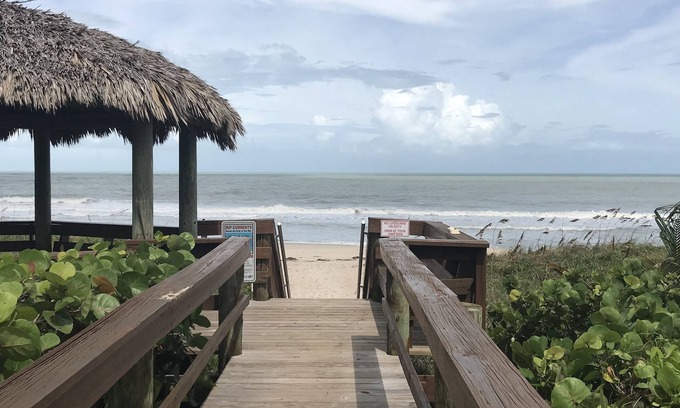 Fort Pierce Shores Apartamento | Apartamento frente al mar con increíble playa y amanecer