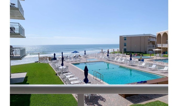 New Smyrna Beach Condominio | Ocean Front Condo with a spacious balcony