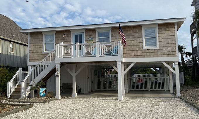 Ocean Isle Beach Cabaña | Recién renovado frente al mar Cottage con piscina privada!