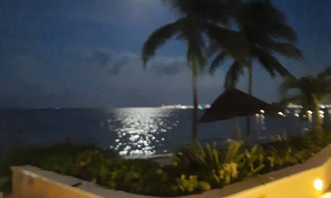 Centro de Cancún Apartamento | Ocean front condo in a resort hotel complex directly on the beach,
