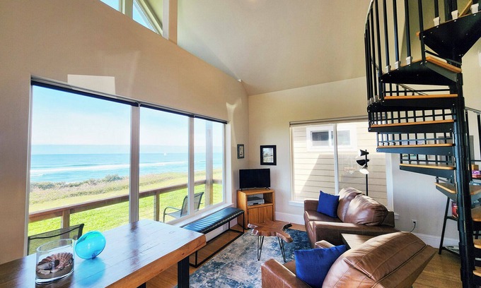 Yachats Casa | Ocean Front Cottage! Dog Friendly! Sleeps up to Four!