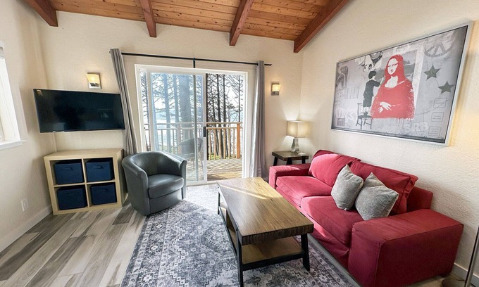 Yachats Condominio | Ocean Front! Harmony & Serenity at Oregon House! Stairs to the Beach!