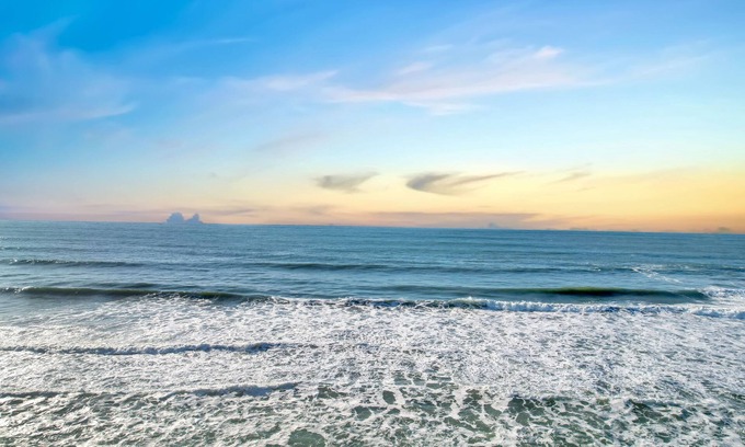 Sharp Park Casa | Ocean Front Home- French Villa - Pacifica-San Francisco! Hear waves and relax!