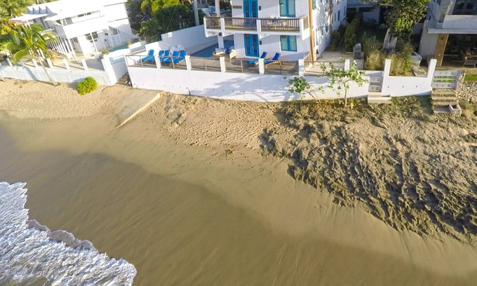 Aguacate Villa | Casa frente al mar justo en la playa Shacks! Con piscina