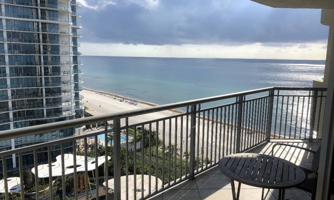 Sunny Isles Beach Hotel | Frente al mar en Aventura directo al océano, capacidad para 4 adultos,
