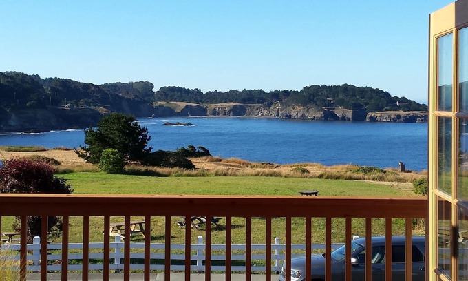 Mendocino Apartamento | Ocean Front Luxury. Calle principal Mendocino.