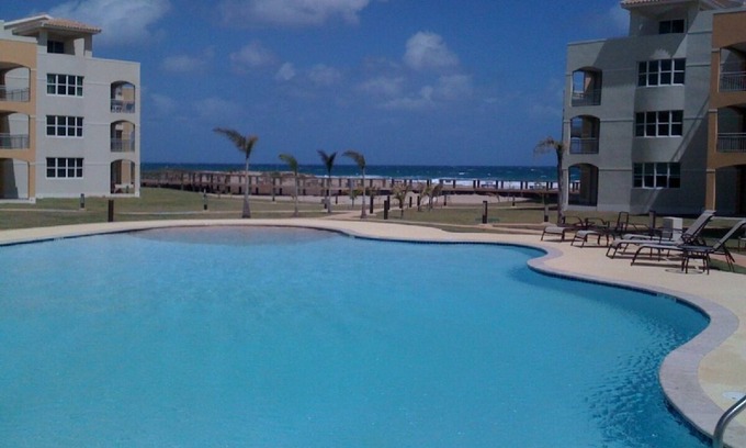 Bajura Apartamento | PH Ocean Front w / hermosa cubierta 3 BDR- 3BR - En Playa Jobos y cerca de la playa de Cabañas