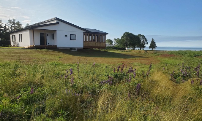 Stratford Casa | Ocean front, private beach, new modern, minutes to Town, lovely quiet seclusion