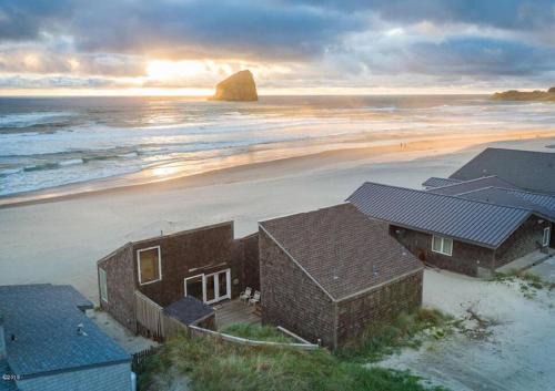 Kiwanda Shores Casa | Ocean Front.Sand in your toes getaway!