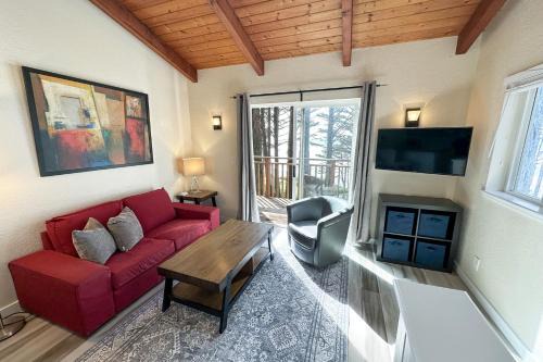 Yachats Apartamento | Ocean Front, Serenity at Oregon House, Stairs to the Beach!