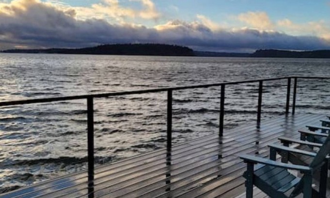 Gig Harbor Casa | Ocean Front Tranquility, Rainier View, Big Deck