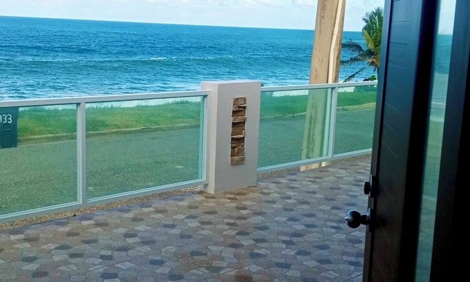Arecibo Apartamento | Ocean Getaway / Modern Apartment
