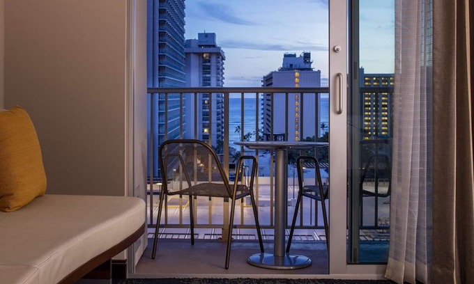 Diamond Head - Kapahulu - St. Louis Hotel | Ocean Glimpses & City Lights – Relax in Waikiki Comfort | Hilton Garden Inn