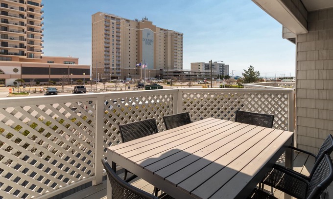 Northeast Virginia Beach Condominio | Ocean is Across the Street - 3BR, 3.5 BA Contemporary Condo!
