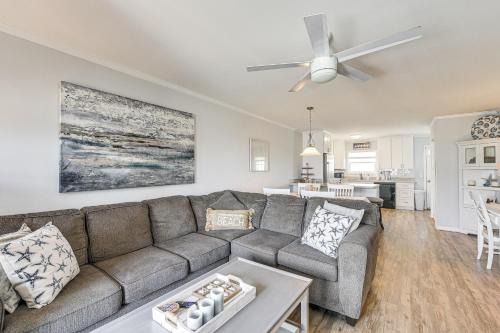 Ocean Isle Beach Apartamento | Ocean Isle Beach Condo with Balcony Steps to Shore!