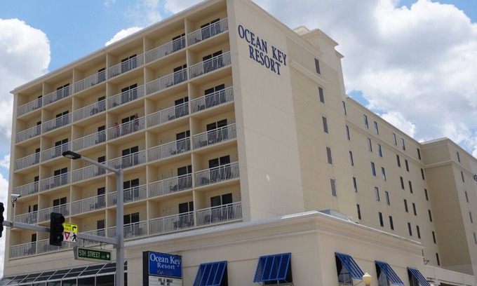 Northeast Virginia Beach Complejo | Ocean Key Resort spacious 1 bedroom suite, beach across the street