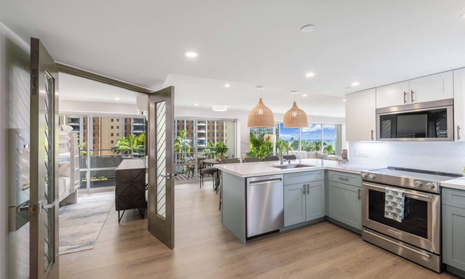 Waikiki Condominio | Ocean, Marina, and Pool View 2BD Corner Unit w/ AC at the Ilikai Hotel