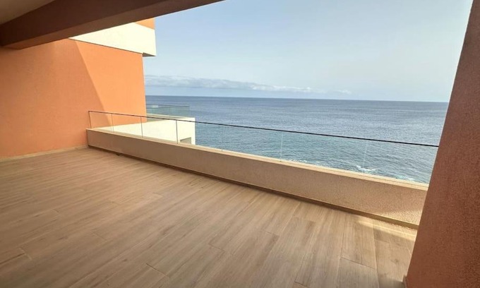 Praia Apartamento | Ocean Mirror Apartment in Praia