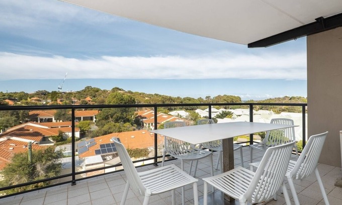 Mosman Park Apartamento | Ocean Outlook; a stylish 2BR apartment with sweeping coastal views