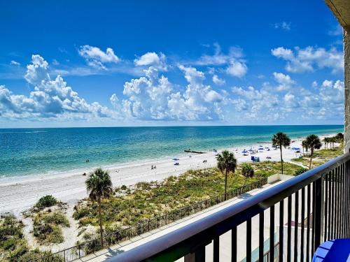 Madeira Beach Apartamento | Ocean Sands 504 Beachfront Studio Condo