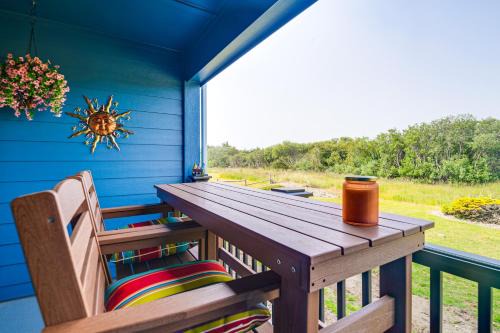 Ocean Shores Apartamento | Ocean Shores Condo with Balcony Less Than 1 Mi to Beach!