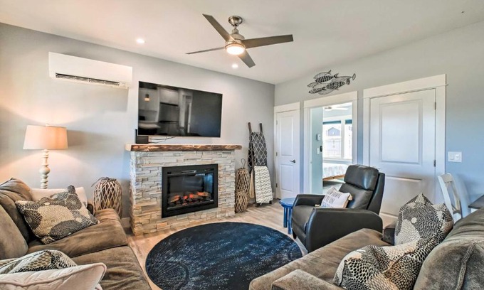 Ocean Shores Casa | Ocean Shores Getaway with Fireplace and Hot Tub!