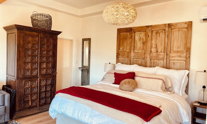 Mission Canyon Apartamento | Ocean, Sunset, Mountain Views, Private Deck: Villa Floresco: Tuscan-like getaway