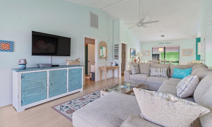 Garden City Cabaña | Ocean Vibes: Pet-Friendly, Walk to Beach + Pool