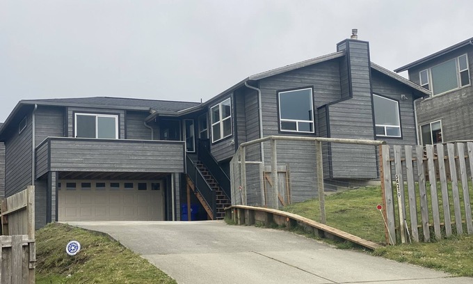 Bandon Casa | Ocean view, 100 yards to beach, pet friendly, secure fenced yard.