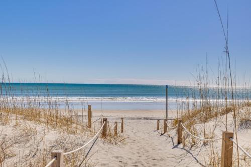 Emerald Isle Apartamento | Ocean-View Apt in Emerald Isle - Walk to Beaches!