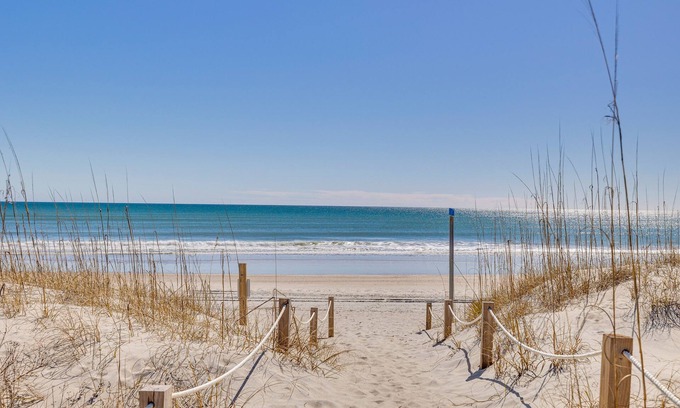 Emerald Isle Apartamento | Ocean-View Apt in Emerald Isle - Walk to Beaches!