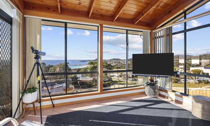 Bicheno Casa | Ocean View Beach House - Pet Friendly!