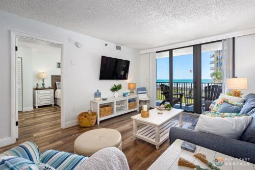 New Smyrna Beach Apartamento | Ocean View Balcony just STEPS to the Beach with Pool, Parking and Wi-Fi!