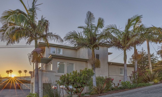 Cayucos Condominio | Elegante y actualizado condominio con vista al mar