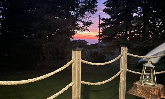 Wallace Cabaña | Ocean View Cottage with shared private access to the beach