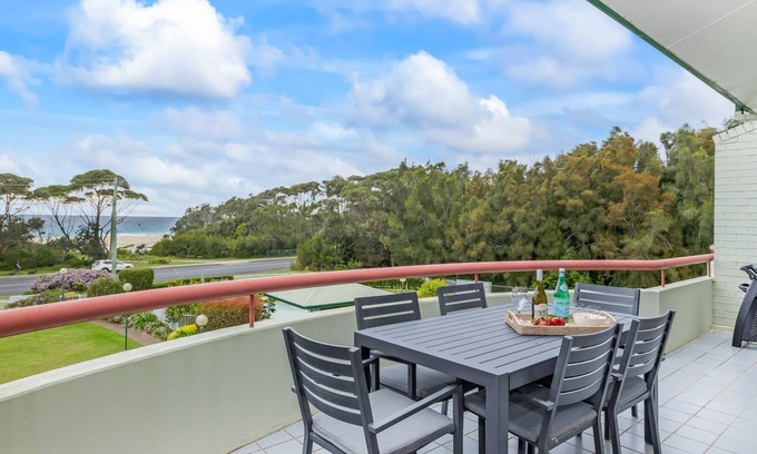 Mollymook Beach Apartamento | Ocean View Fathoms 17 - A hop, skip and a jump to the beach!