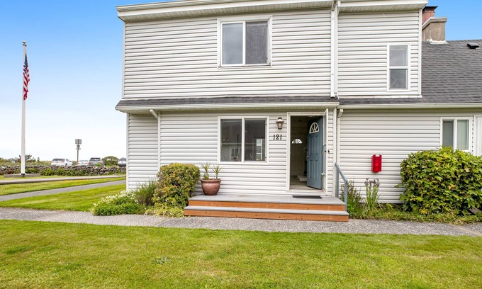 Seaside Cabaña | Ocean-view getaway with a heated pool & fireplace - walk on the beach