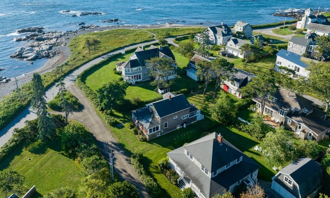 Biddeford Pool Casa | Ocean Home en Biddeford Pool con cuartos de invitados separados por un total de 4 dormitorios / 2. 5 BA.