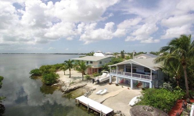 Cutthroat Harbor Estates Cabaña | Casa con vista al mar: lanzamiento privado y asombrosas vistas de la puesta del sol: solo alquileres de 28 días
