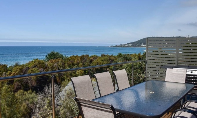 Lorne Casa | Ocean view house opposite the beach that sleeps up to 10 guests