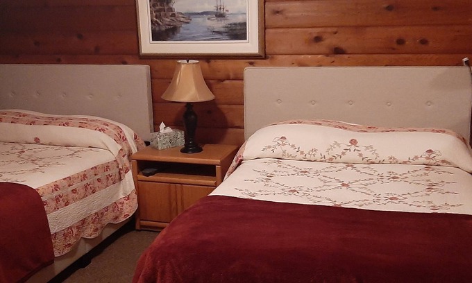 Alert Bay Cabina | Ocean View Lodge - Double Beds with Hot Breakfast